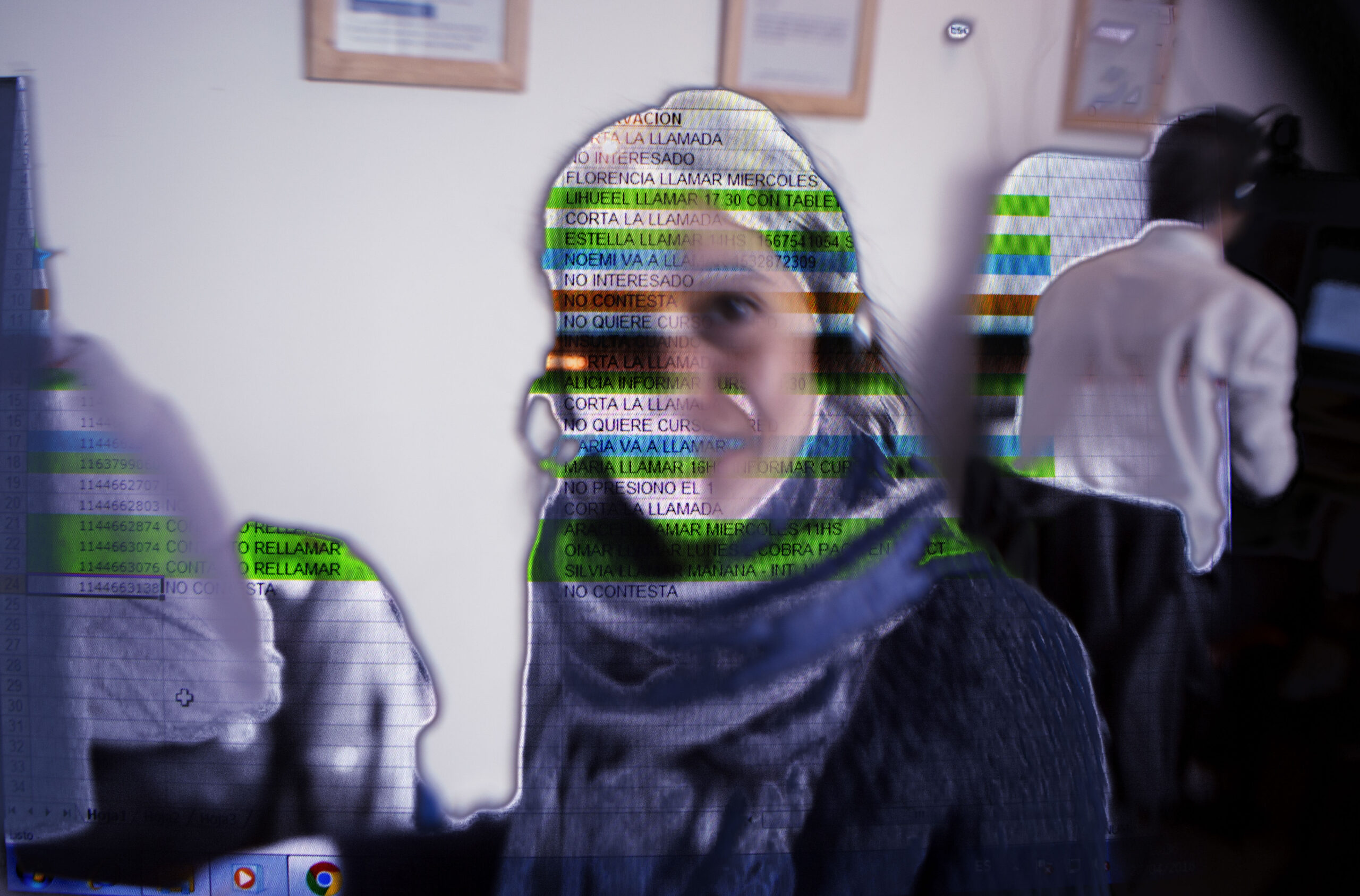 Rostro fragmentado con datos procesados